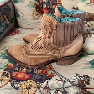 Western Corral ankle boots made of distressed suede leather size 8M teal lining